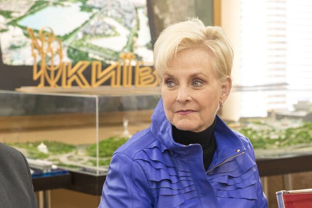 'Пишаюся!' Вдова Маккейна раптово прийшла на виборчу дільницю в Києві