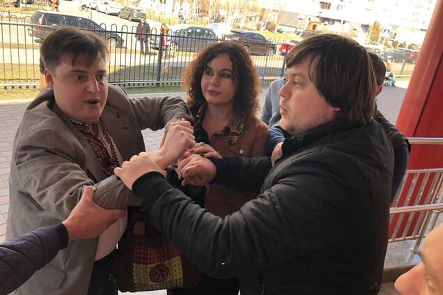 У Києві побили скандального блогера: мережа в захваті