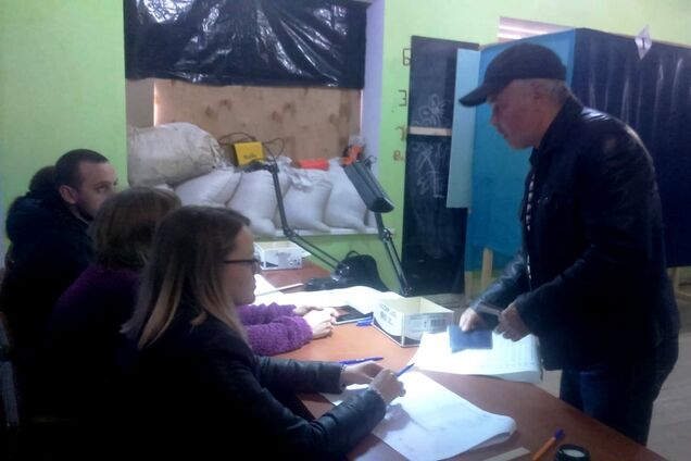 Мешки с песком и закрытые фанерой окна: как проходят выборы президента Украины на Донбассе