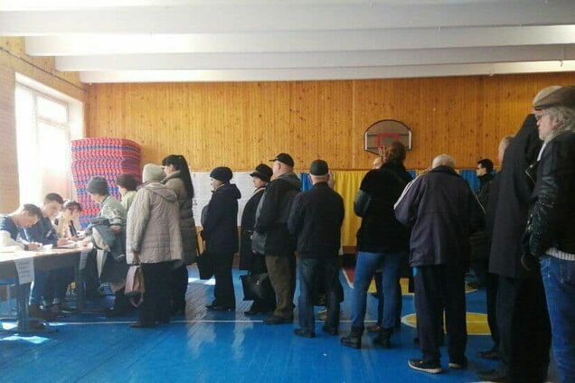 Из-за высокой явки на выборах на избирательных участках образовались огромные очереди