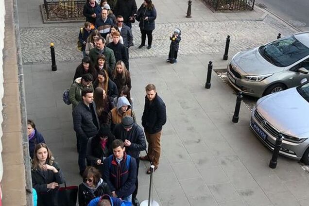 Украинцы стоят в очереди, чтобы проголосовать на выборах