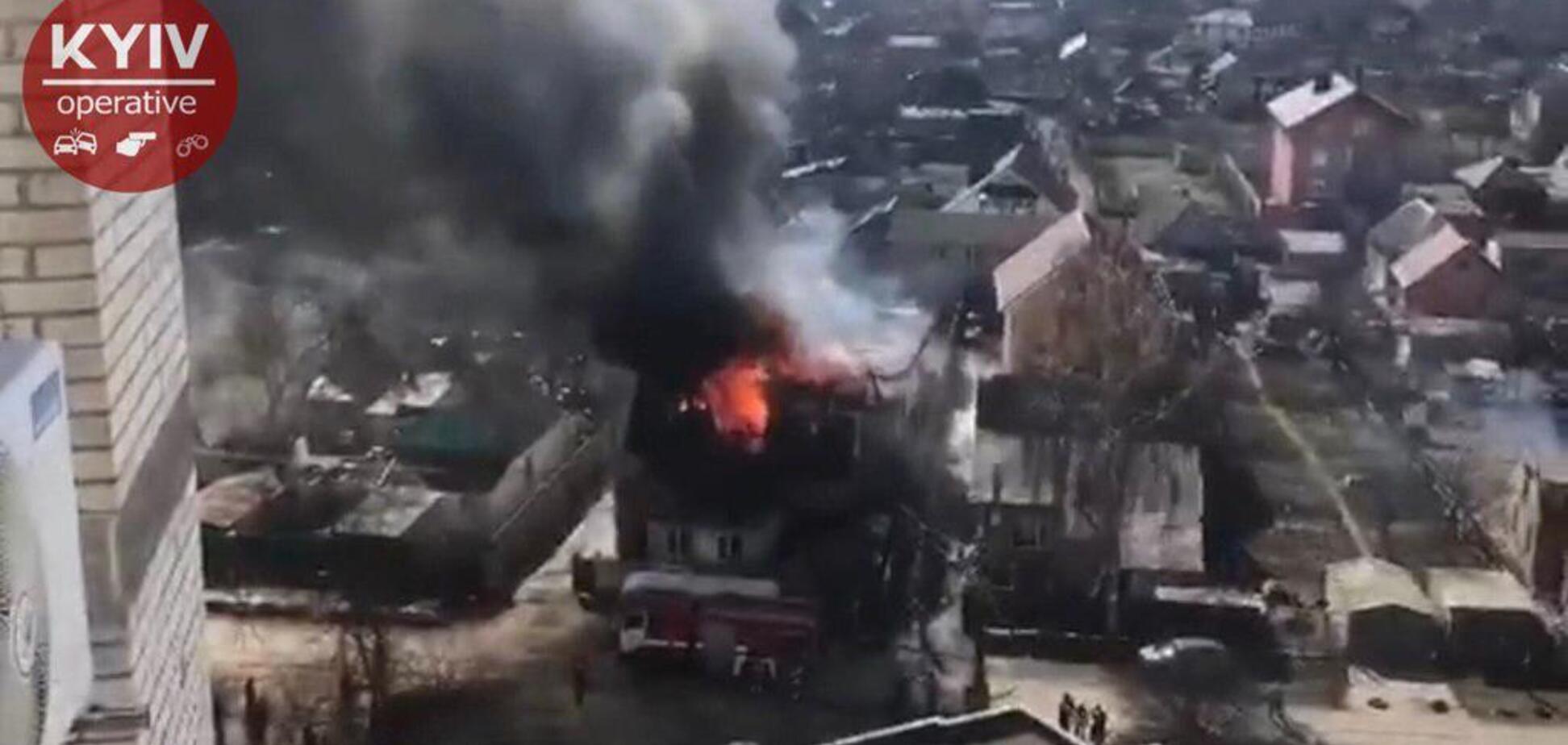 У Києві масштабна пожежа знищила два житлових будинки: всі подробиці