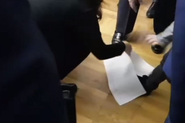 Внук Порошенко чуть не порвал его бюллетень: видео конфуза