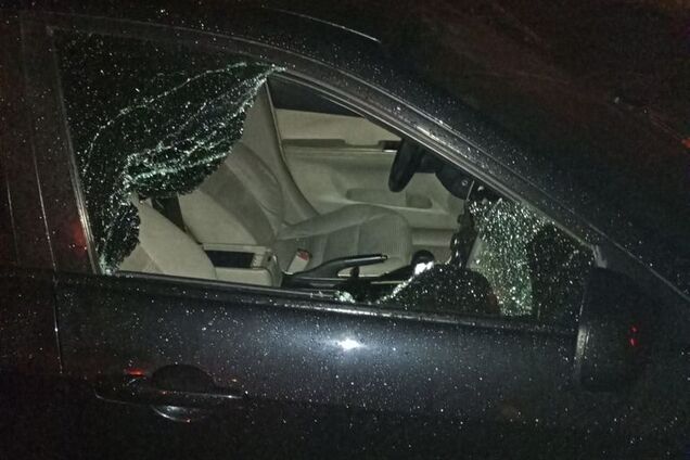 В Запорожье неизвестные разбили окно в дорогой иномарке и украли из неё вещи