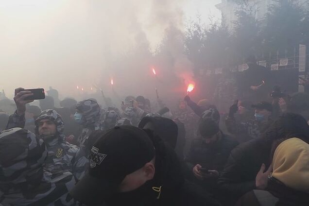 'Мародер!' Нацкорпус с файерами пришел к дому Гладковского и выдвинул требования