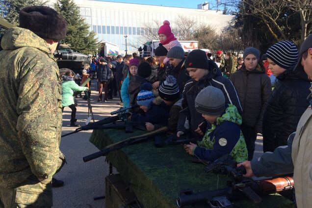 Оккупанты Крыма устроили гастроли с 'трофейным оружием' из Сирии: фото и видео