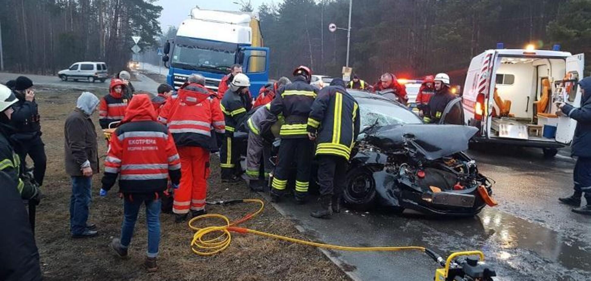 В Киеве грузовик влетел в легковое авто: пострадали пятеро