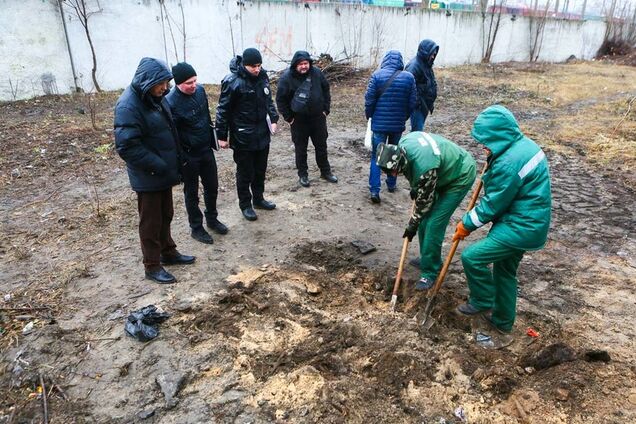 На пустирі в Києві знайшли людські останки: фото та відео 18+