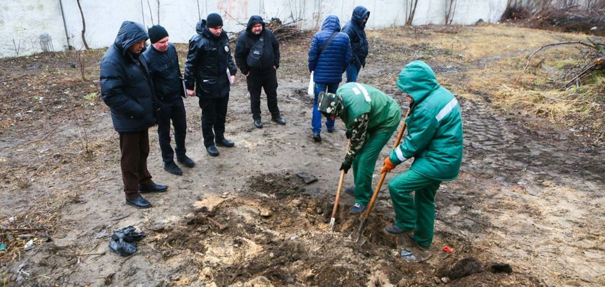 На пустирі в Києві знайшли людські останки: фото та відео 18+