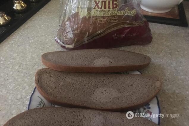 Буханка в огромных пятнах: в Киеве оскандалился супермаркет