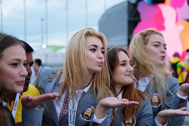 Дівчатка 'добре попрацювали': в Росії студенти до 8 Березня зняли еротичне відео. 18+