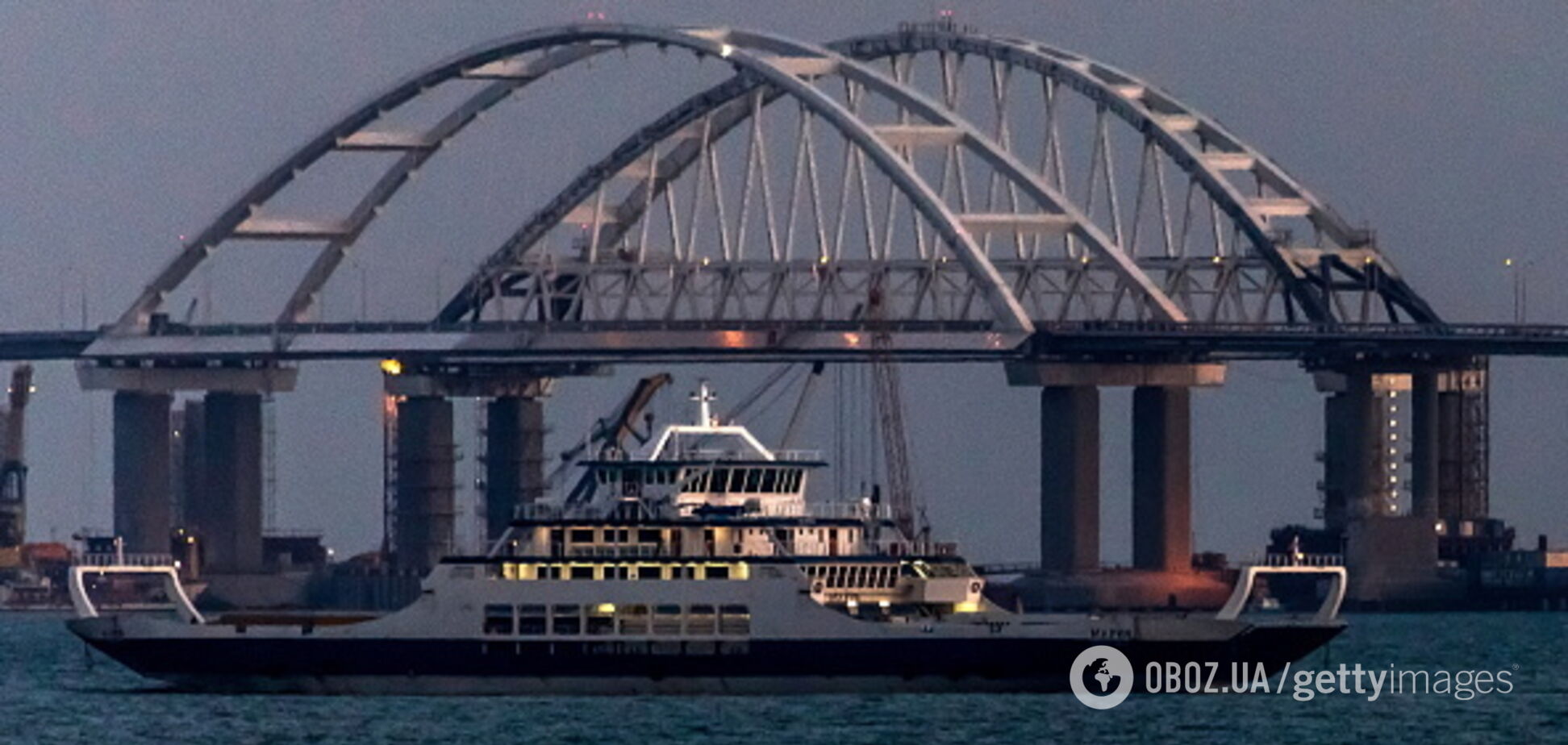 Крымский мост взяли под охрану боевые катера: озвучена цель России