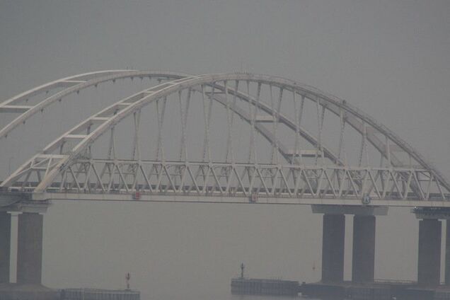 'Завис у повітрі': опубліковані свіжі фото Кримського мосту