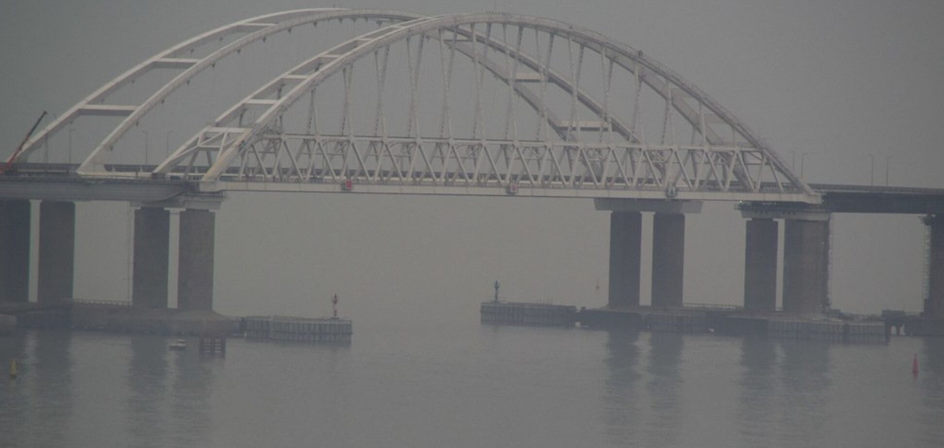 'Завис у повітрі': опубліковані свіжі фото Кримського мосту