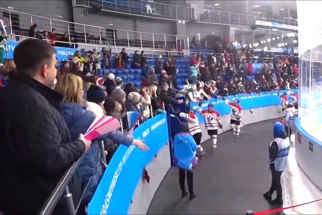 Російський уболівальник на Універсіаді здійснив мерзенний вчинок із канадським хокеїстом — момент потрапив на відео