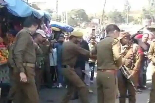 В Индии взорвали автобусную остановку: много пострадавших. Видео