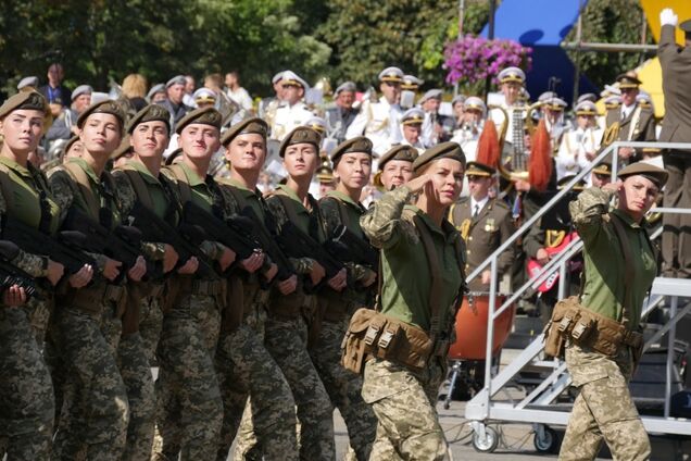 ''Сменили каблуки на берцы'': защитниц Украины трогательно поздравили с 8 Марта