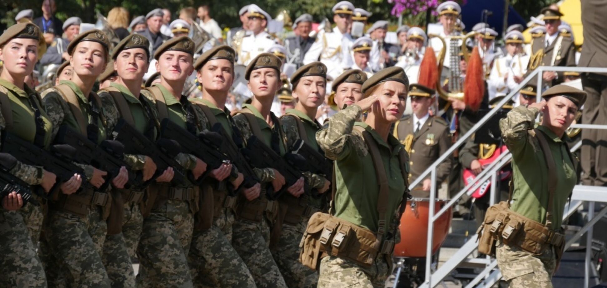 ''Сменили каблуки на берцы'': защитниц Украины трогательно поздравили с 8 Марта