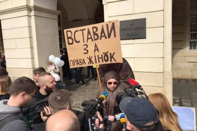 Во Львове мужчина нарядился пенисом и встал за женщин: фотофакт