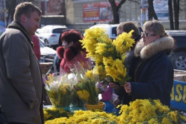 'Як на похоронах': 'романтичне' фото до 8 Березня в Києві викликало суперечки в мережі
