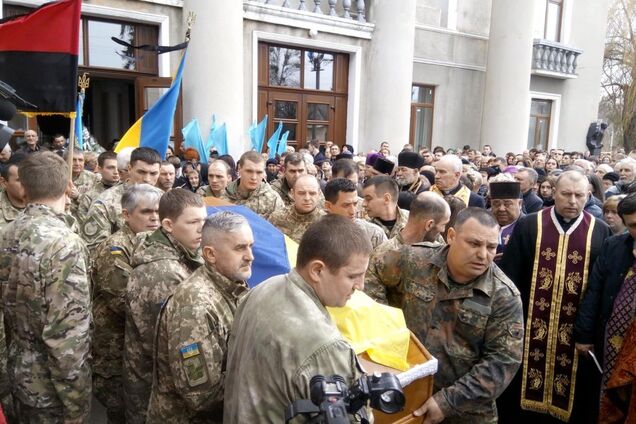 На Прикарпатті поховали 19-річного бійця ЗСУ: фото і подробиці