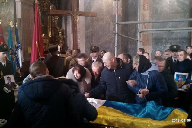 'Це не наш Богдан!' На похоронах юного захисника України сталася НП