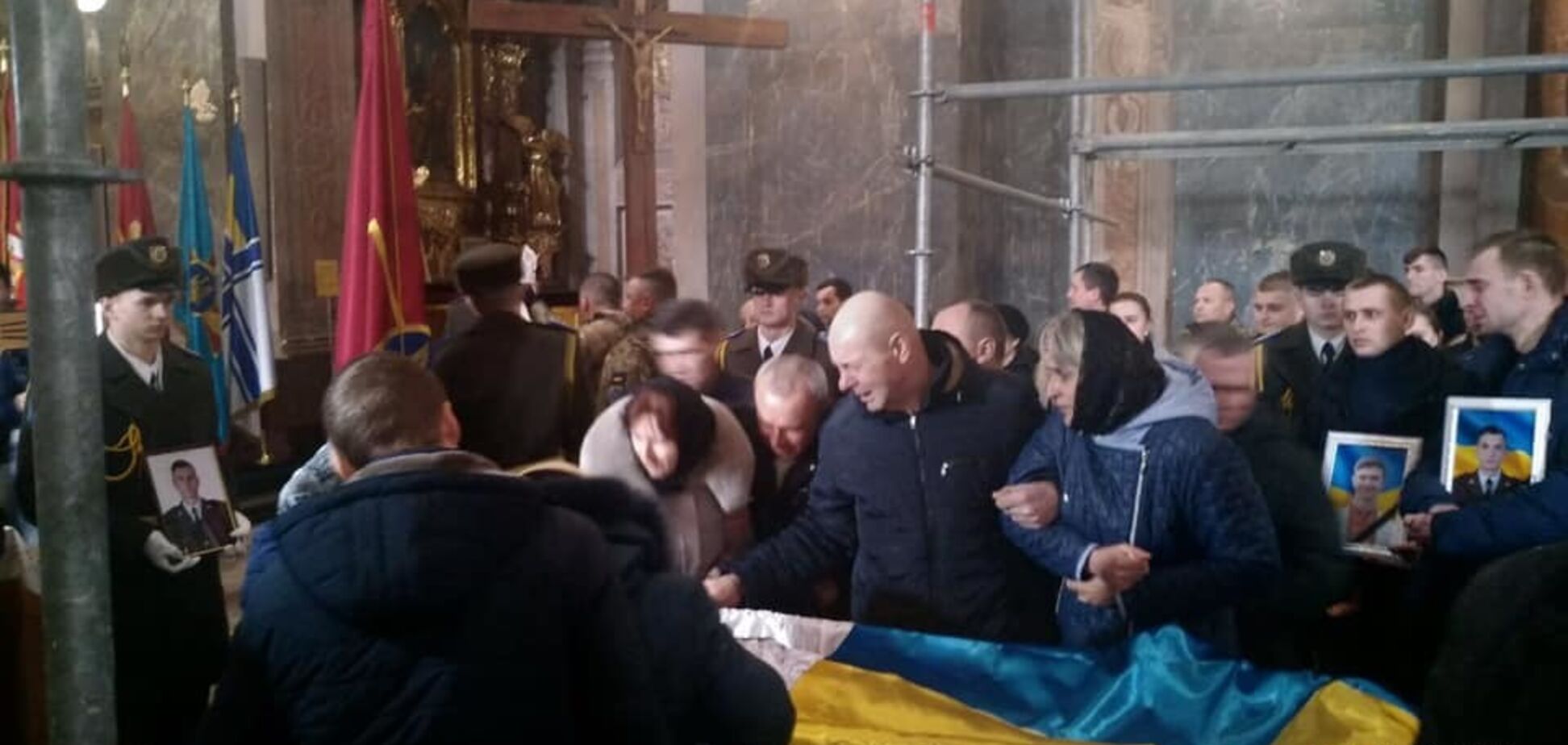 'Це не наш Богдан!' На похоронах юного захисника України сталася НП