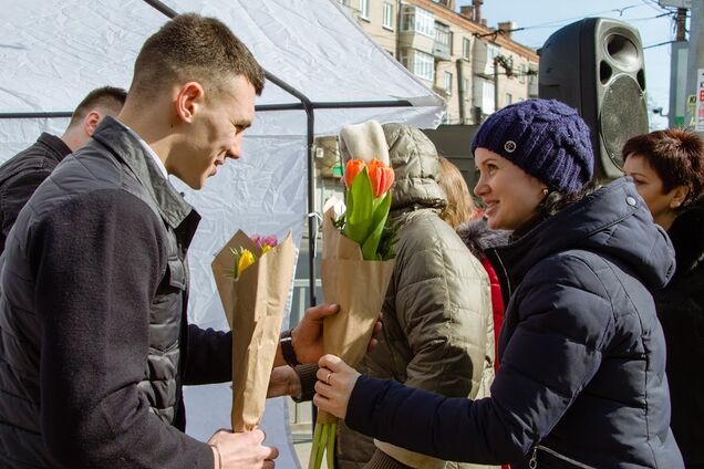Привітання від Філатова: 8 березня дніпрянкам дарували квіти на вулиці