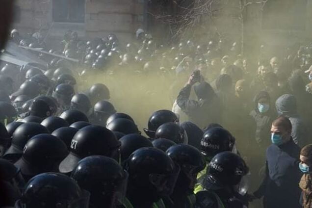 У Києві та Черкасах відбулися зіткнення Нацкорпусу і поліції: фото та відео масштабного протесту