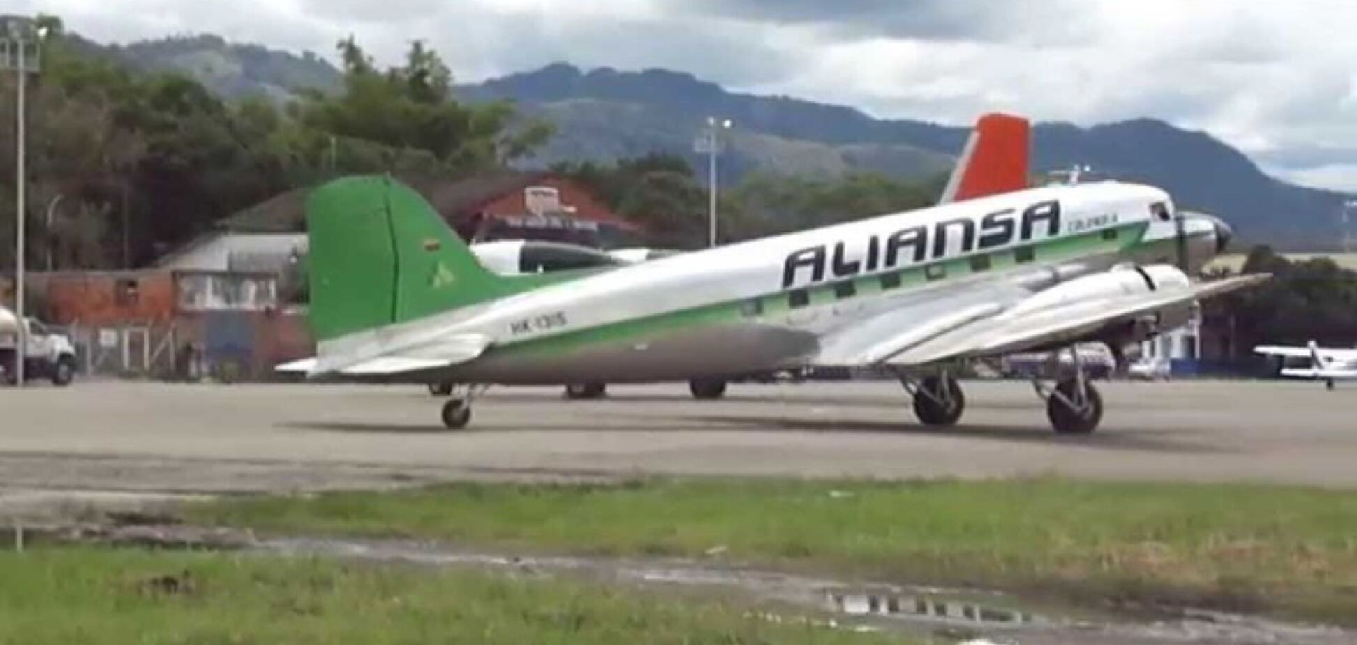 У Колумбії сталася масштабна авіакатастрофа з багатьма загиблими: перше відео