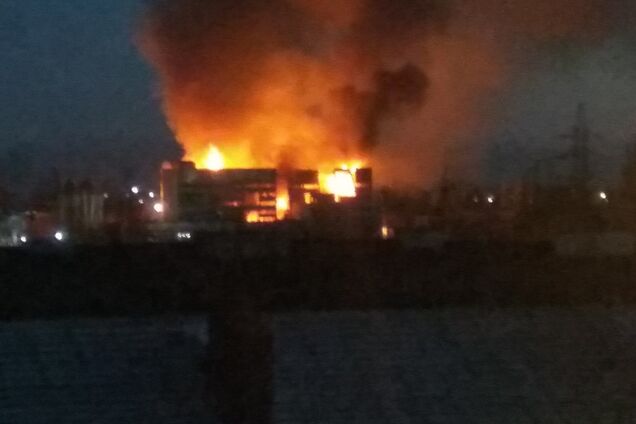 В России загорелся крупный завод: первые фото и видео ЧП