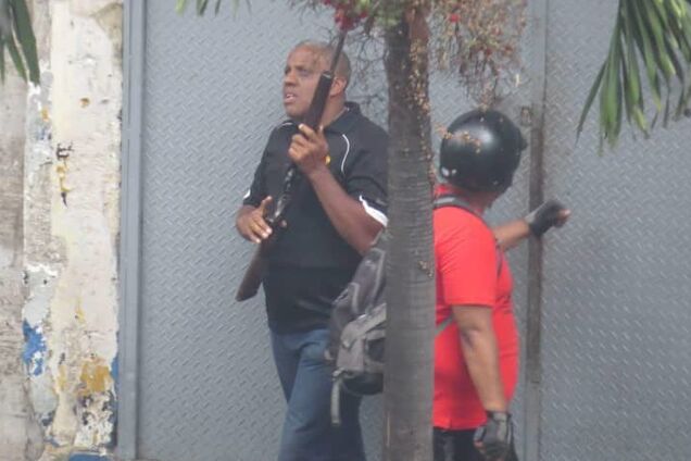 В Венесуэле открыли стрельбу по противникам Мадуро: фото и видео