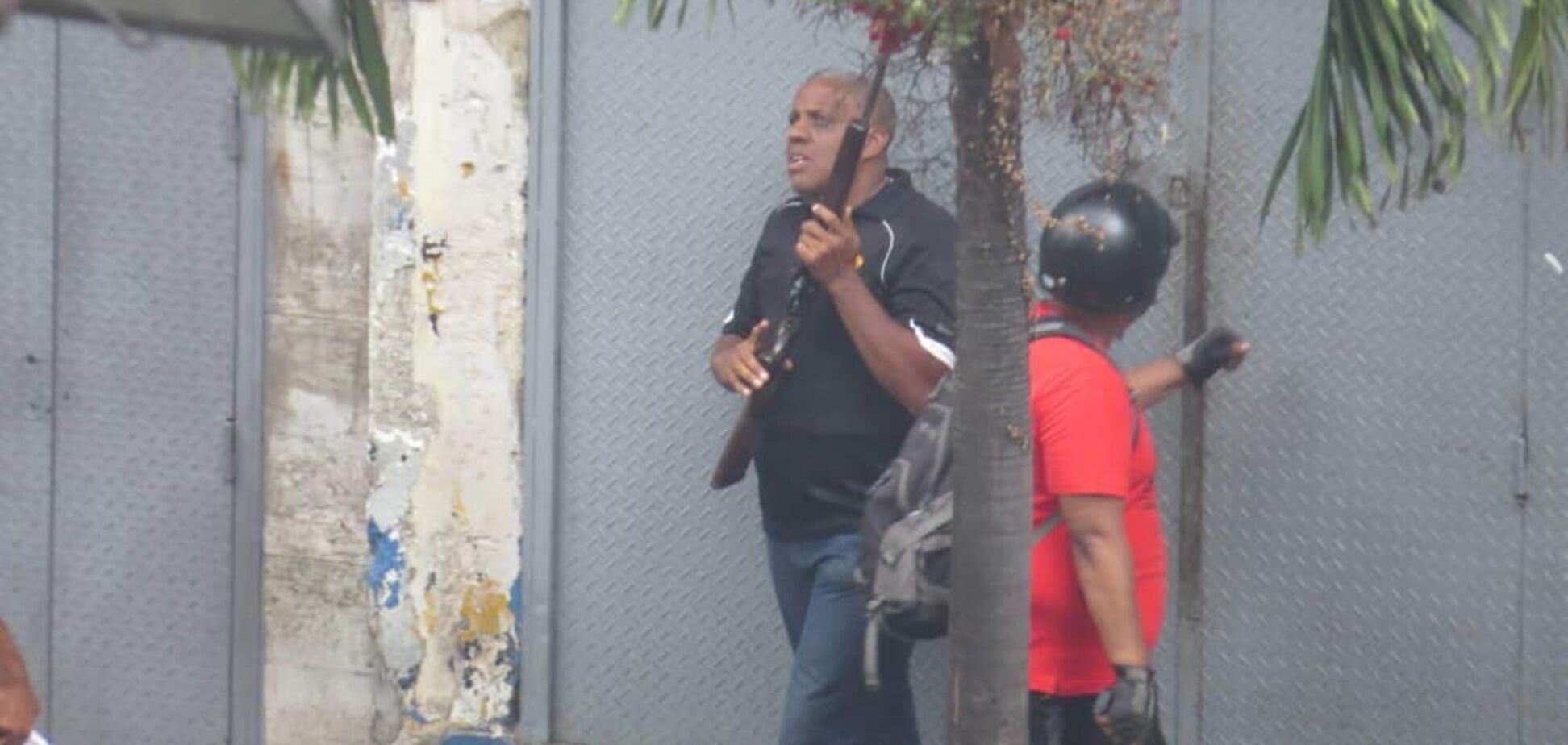 У Венесуелі відкрили стрілянину по противниках Мадуро: фото та відео
