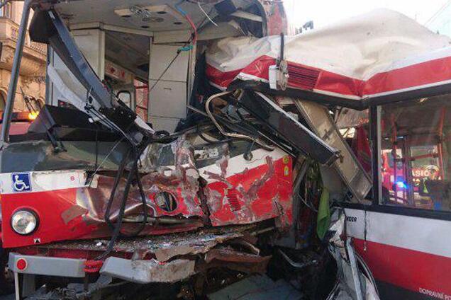 В Чехии столкнулись трамвай и троллейбус: 40 пострадавших