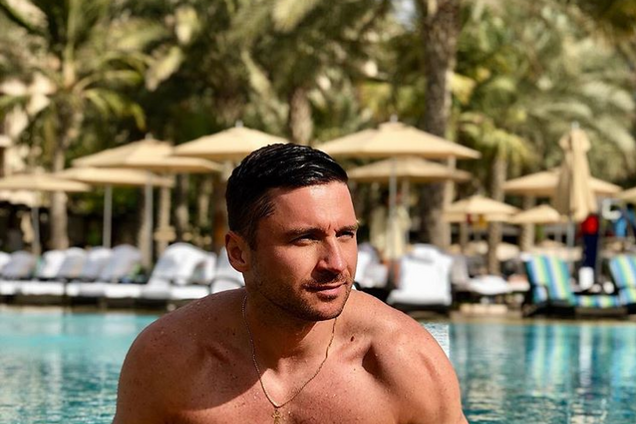 Оголюються не тільки дівчата: найгарячіші фото іменинника-Лазарева