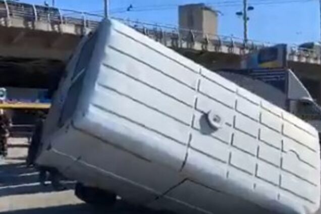 У Києві автобус провалився у величезну яму на асфальті