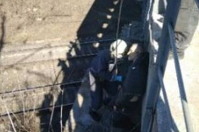 У Києві на мосту повісився чоловік: перші подробиці