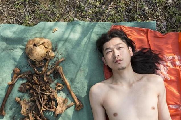 Син викопав кістки батька та влаштував голу фотосесію на кладовищі