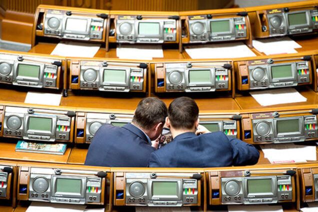 Работа 'кипит': нардепы позировали в масках собачек прямо в Раде