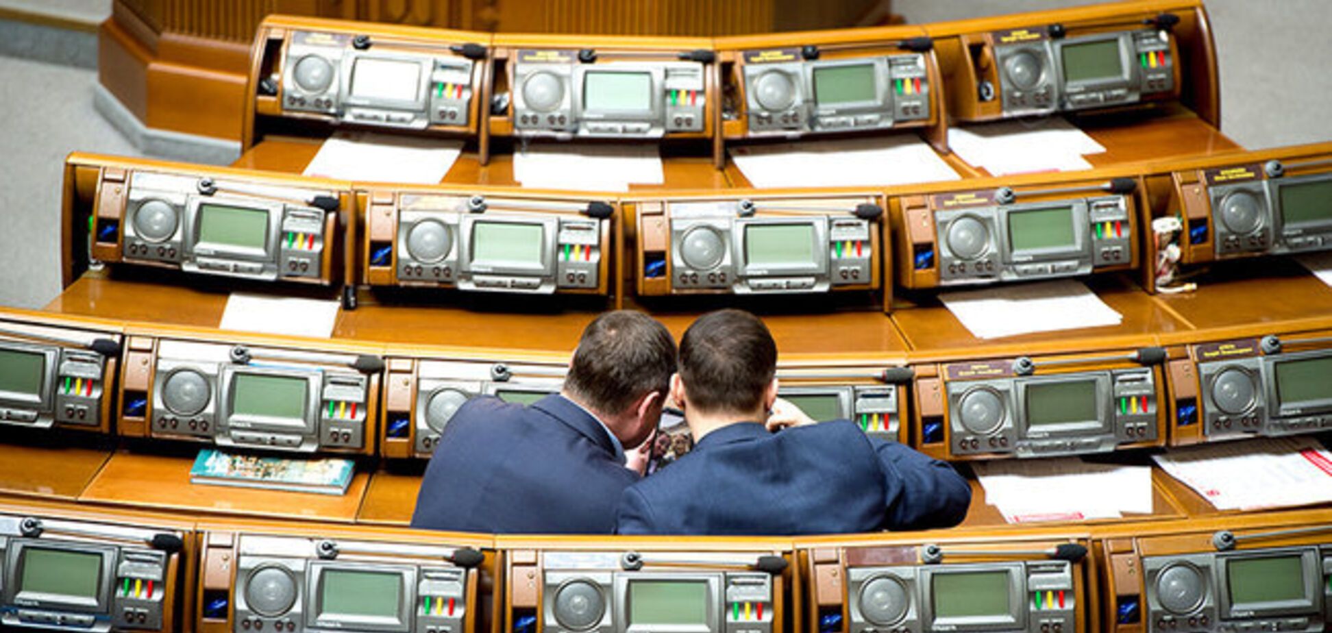 Работа 'кипит': нардепы позировали в масках собачек прямо в Раде