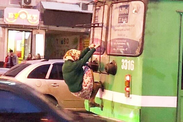 'Съела таблетки внука': 'старушка'-экстремалка в Харькове взорвала сеть