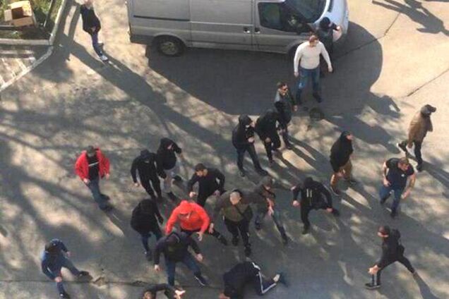 У Києві посеред вулиці відбулася масова бійка: фото і відео