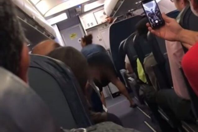 Пьяная американка без юбки устроила горячие танцы на борту самолета