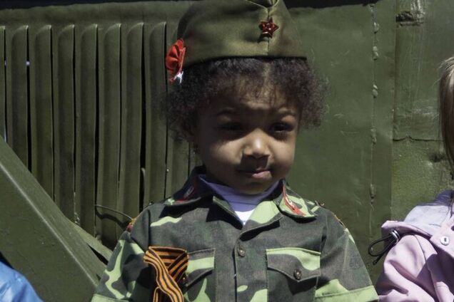 Дали детям автоматы: сеть разозлил 'скрепный шабаш' оккупантов в Крыму