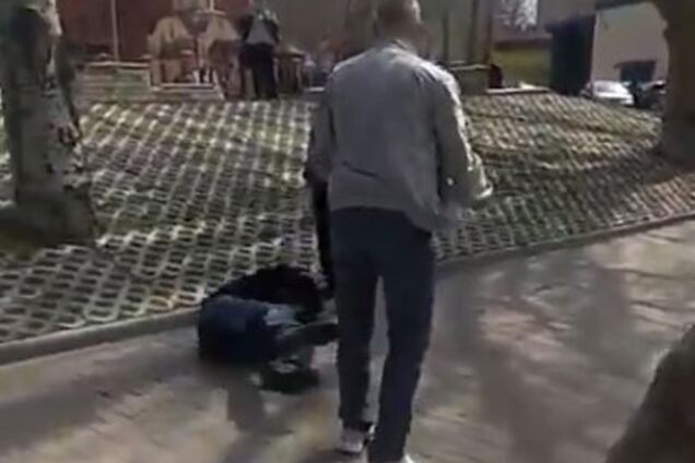 Поклав на асфальт: у Мелітополі маршрутник побив пасажира-'зайця'. Відео