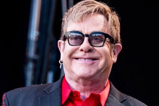 Элтон Джон оказался в инвалидном кресле: что известно