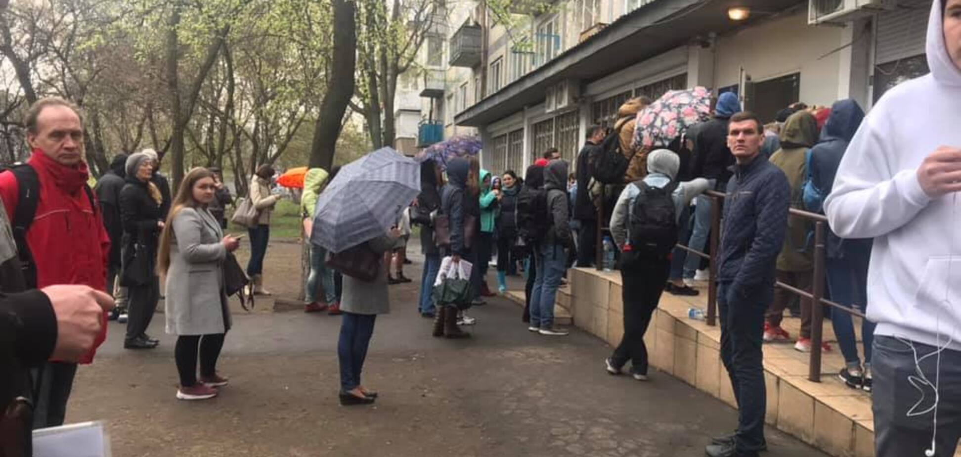 Очередь на 2 этажа, люди в панике: как в Киеве меняют место голосования. Фото