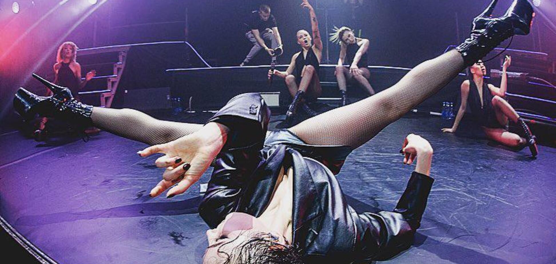 ''Ты недостойна Украины'': MARUV взбесила сеть развратным шоу перед россиянами