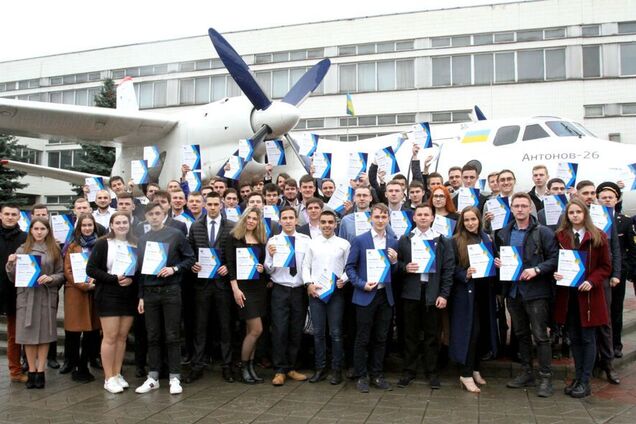 В День авиации сто молодых авиаторов наградили поездкой во Францию