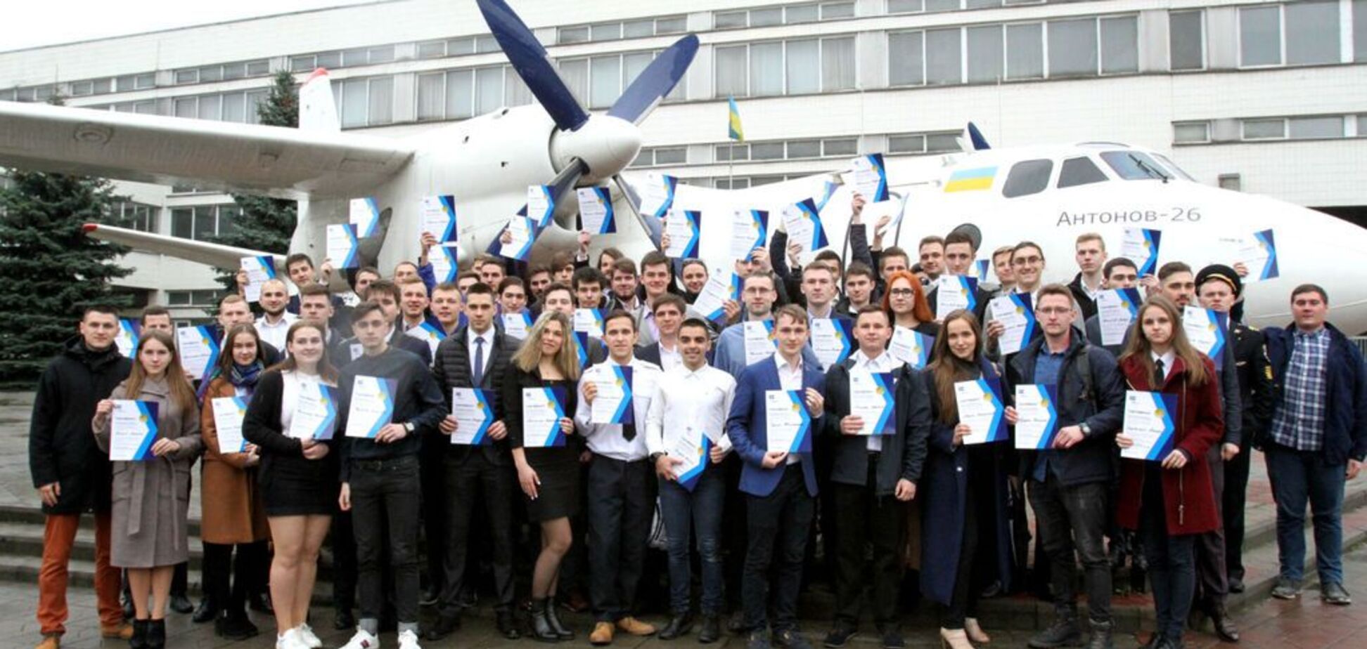 У День авіації сто молодих авіаторів нагородили поїздкою до Франції